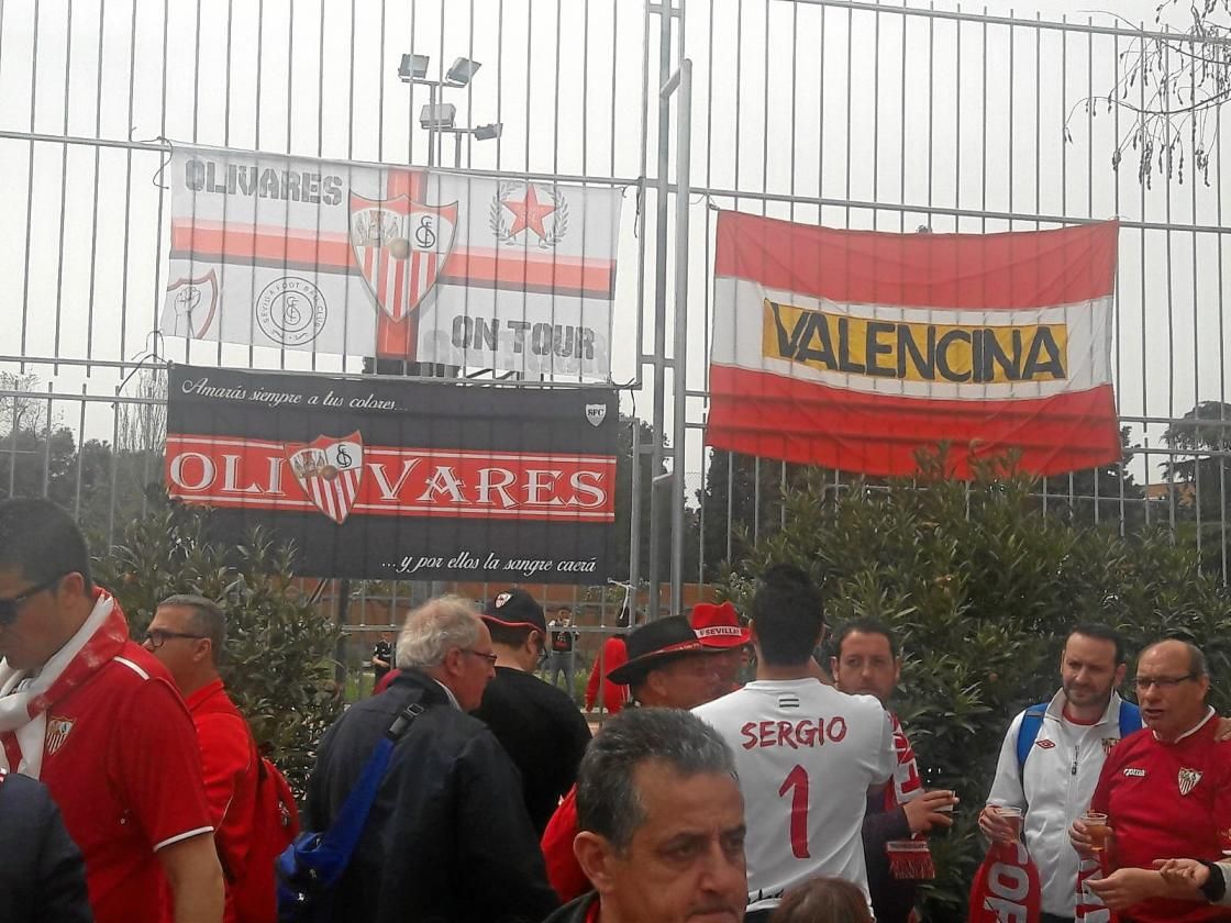 Ambiente en la fan zone del Sevilla
