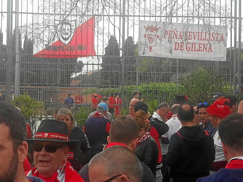 Ambiente en la fan zone del Sevilla