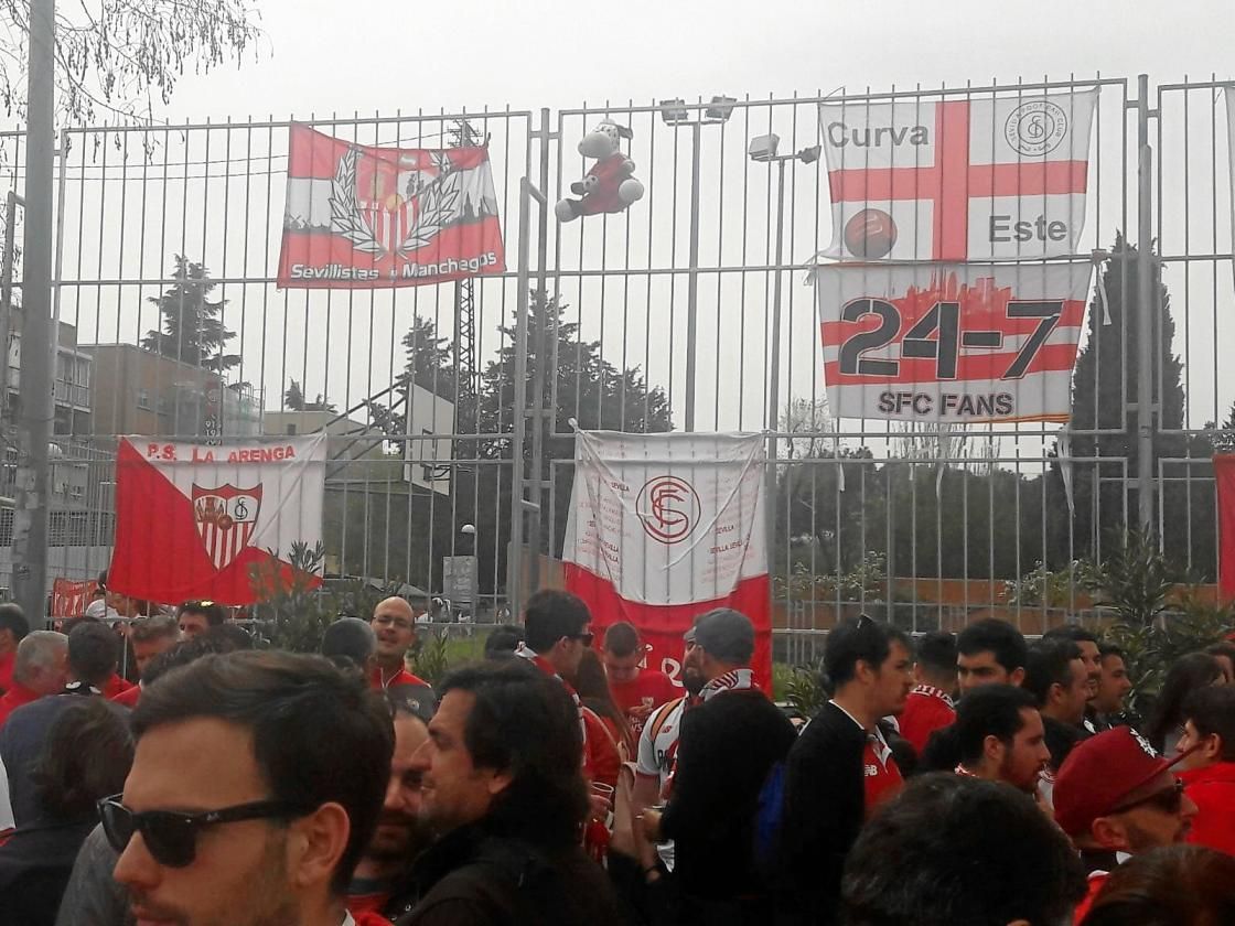 Ambiente En La Fan Zone Del Sevilla