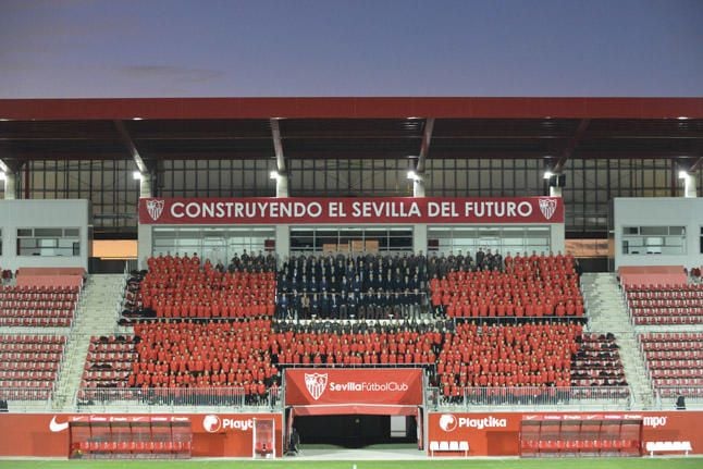 Foto de familia de las 26 plantillas del Sevilla FC - Estadio deportivo