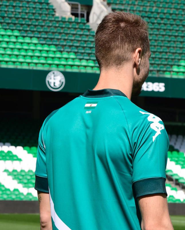 Imágenes de la presentación de la camiseta conmemorativa del Betis - estadiodeportivo.com