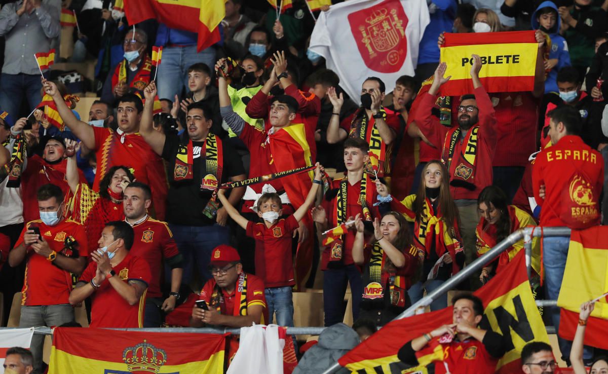 La selección española de fútbol, con Luis Enrique Martínez al frente y abrazado y dando botes de alegría junto a sus futbolistas, festejó de forma efusiva sobre el césped del estadio de La Cartuja, en Sevilla, su clasificación para el Mundial de Catar 2022 tras ganar por 1-0 a Suecia.