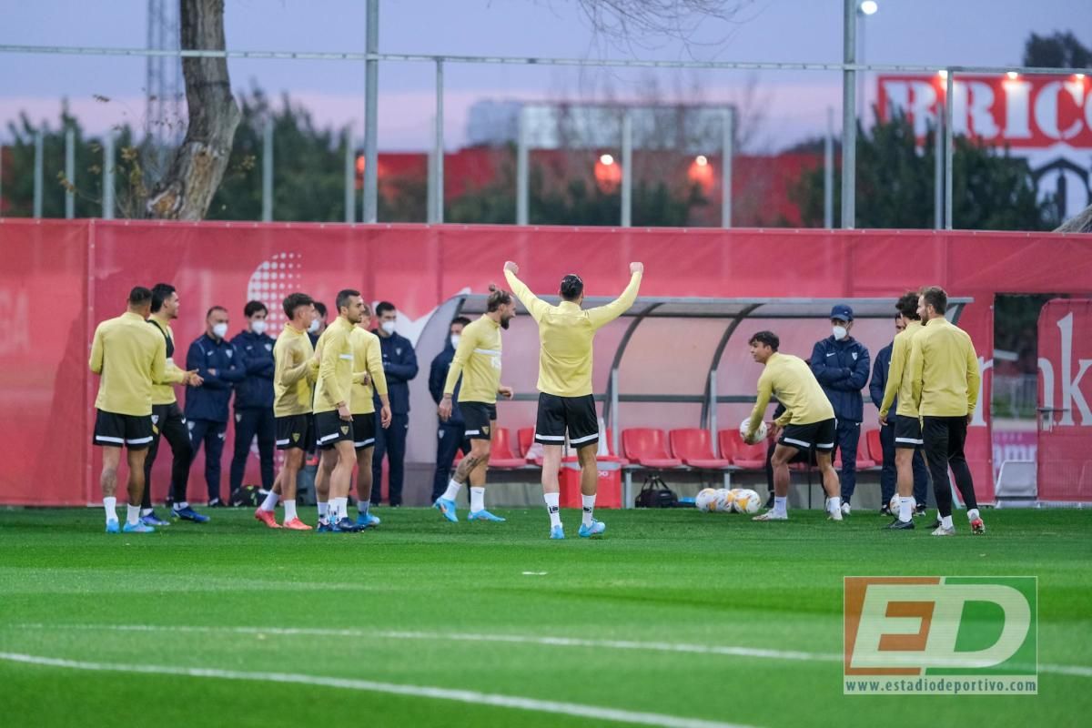 Las imágenes del entrenamiento vespertino del Sevilla FC en el Estadio Jesús Navas, ya con Julen Lopetegui recuperado y al frente de las operaciones de nuevo.